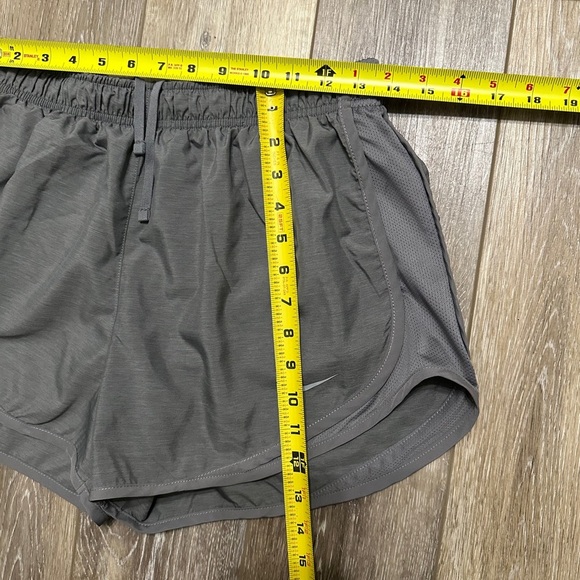 🛍️ Dri-fit Nike Gray shorts with underwear Size L excellent condition - Picture 5 of 7